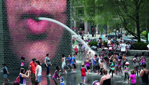2019年7月19日，民众在美国芝加哥皇冠喷泉戏水消暑。图/视觉中国