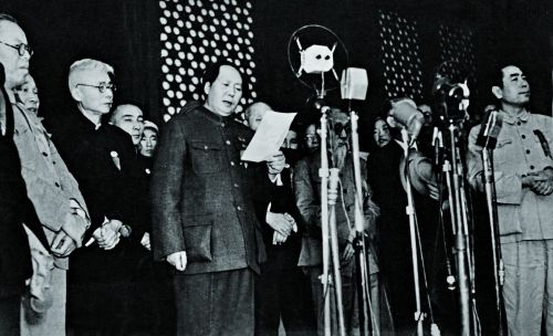 1949年10月1日，北京天安门城楼，毛泽东主席在开国大典上
宣读《中华人民共和国中央人民政府公告》，向全世界庄严宣告：
中华人民共和国成立了。中国的历史翻开新的一页。图/FOTOE