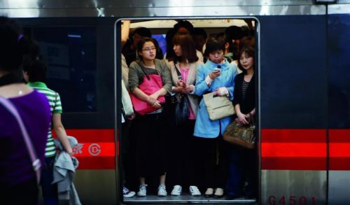 北京地铁对于缓解交通压力起重要作用。图/视觉中国