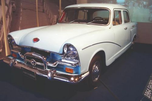 1958年生产的上海“凤凰”牌轿车。图/中新 