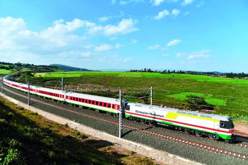 2016年10月3日，在埃塞俄比亚首都亚的斯亚贝巴附近，一列试运行列车在中国企业建设的亚吉铁路上行驶。图/ 新华