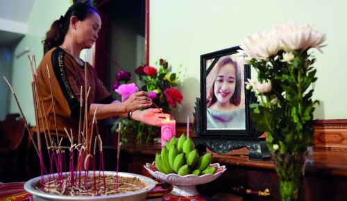 10月26日，越南义安省，一名疑似偷渡遇难者的家属
在家中悼念。图/视觉中国