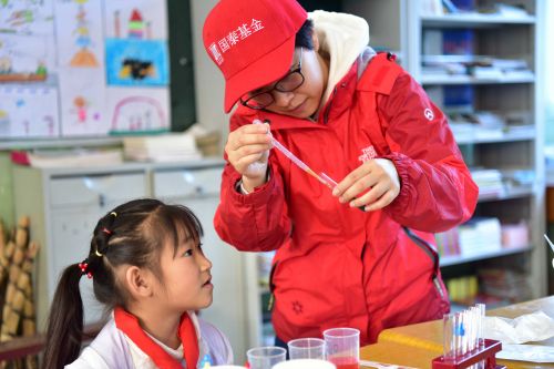 国泰基金红蜡烛：志愿者在云南康廊完小教授趣味科学课程